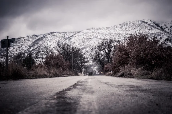 Road to  snowy mountain — Stock Photo, Image