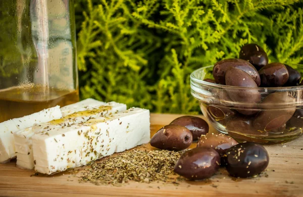 Оливки с орегано и фета — стоковое фото