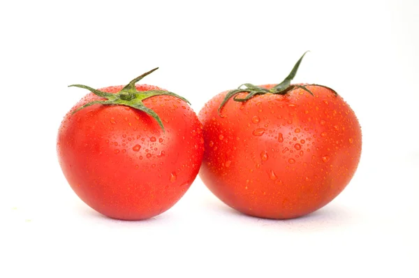 Islak domates beyaz izole — Stok fotoğraf