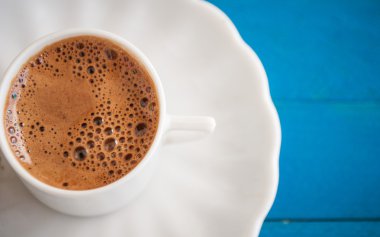 Mavi masada Yunan kahve