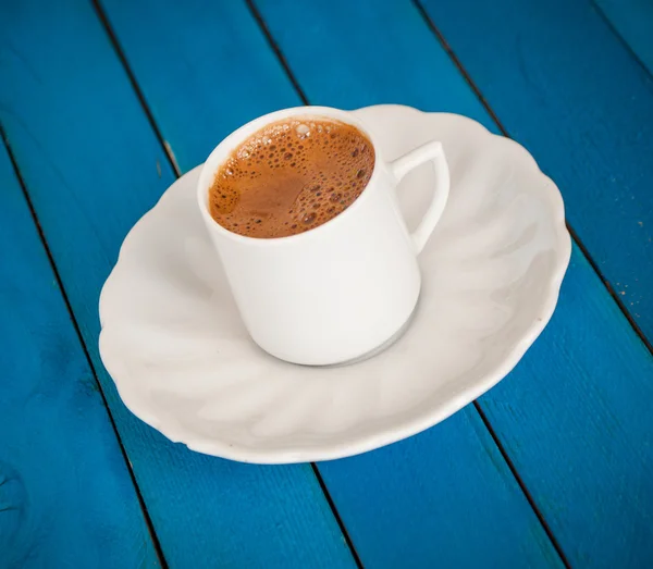 Грецька кава на синьому столі — стокове фото