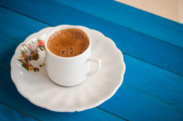 Griekse koffie op blauwe tafel — Stockfoto