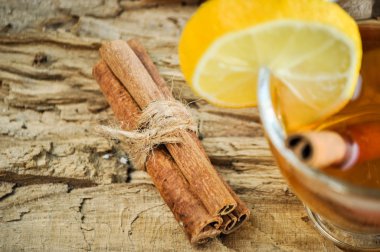 şarap yanında tarçın çubuğu