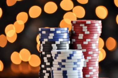 Poket ayar poker ile bokeh arka plan ışık ile patates kızartması
