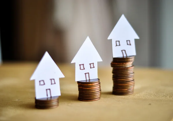 Inteckning koncept av pengar huset från mynt — Stockfoto
