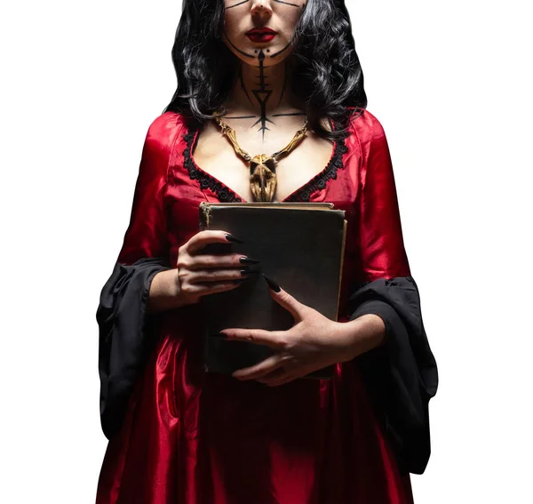 独立的巫婆或女巫 有着华丽的妆容和木制动物头骨护身符 手里拿着一本魔法书 万圣节的概念 — 图库照片