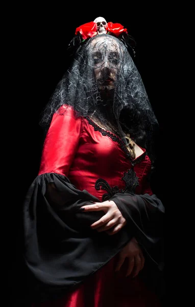 Boszorkány Vagy Boszorkány Vörös Gótikus Ruhában Fekete Menyasszonyi Fátyol Korona — Stock Fotó