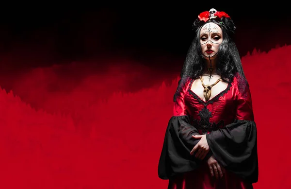 Tajemnicza Kobieta Czarownica Czarnymi Oczami Runicznym Makijażem Czerwonym Gotyckim Stroju — Zdjęcie stockowe