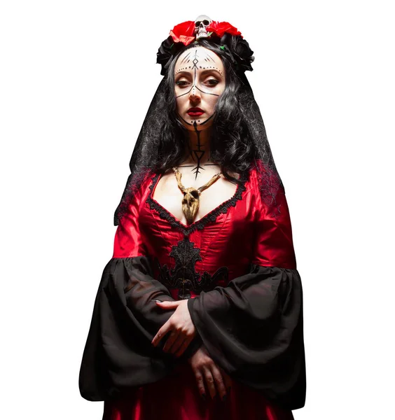 神秘的な女性の孤立した写真 赤いゴシックのドレスで素朴なメイクで魔女 頭蓋骨とバラと木製の動物の頭蓋骨のお守りと王冠 ハロウィンのコンセプト — ストック写真