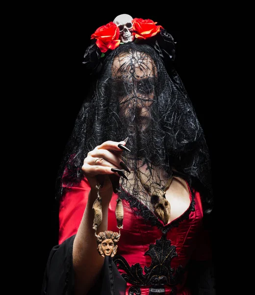 Rejtélyes Boszorkány Vagy Boszorkány Vörös Gótikus Ruhában Fekete Fátyol Korona — Stock Fotó