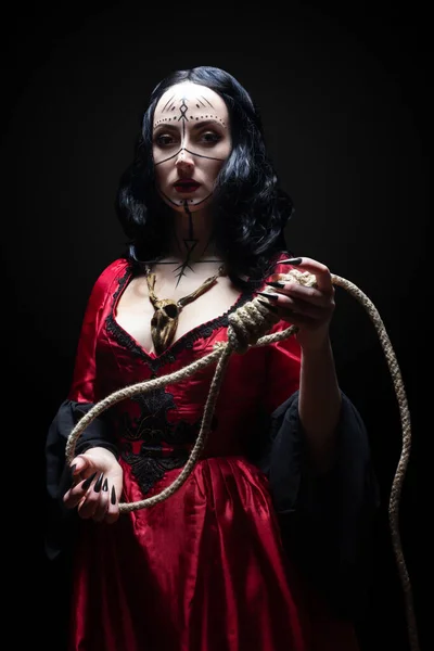 Piękna Brunetka Czarownica Lub Czarownica Runicznym Makijażem Czerwonym Gotyckim Stroju — Zdjęcie stockowe