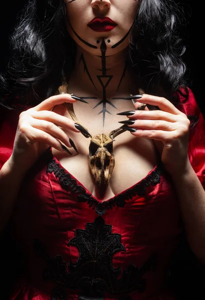 Bruxa Gótica Sexy Com Maquiagem Rúnica Segurando Amuleto Crânio Animal Fotos De Bancos De Imagens