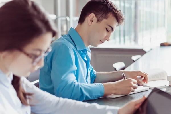 Joven hombre y mujer Estudiante aprendiendo en la biblioteca —  Fotos de Stock