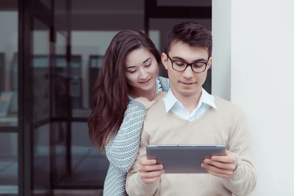 İki çekici öğrenci öğrenme ve tablet pc kampüsünde açık arıyor