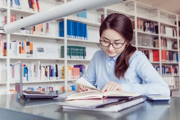 Young woman student learning in the library — Stock Photo, Image