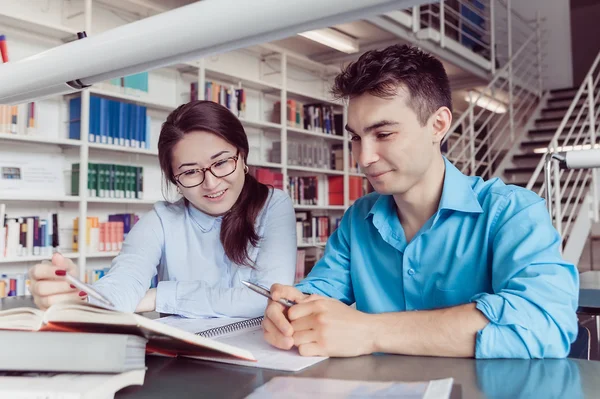 Jonge studenten studeren in de bibliotheek — Stockfoto