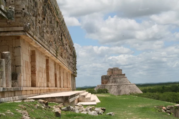 Antiguas ruinas en el cielo — Foto de Stock