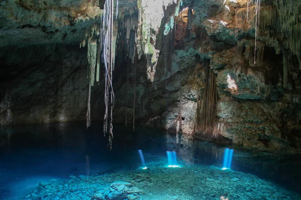 Szép cenote, átlátszó türkizkék Stock Kép