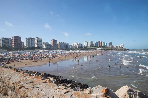 ビーチで観光客 Mar Del Plata ロイヤリティフリーのストック画像