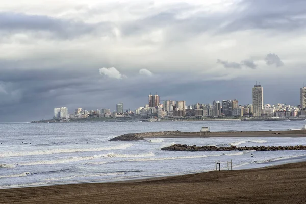 Mar del Plata silueti, deniz ve gökyüzü, bulutlar        
