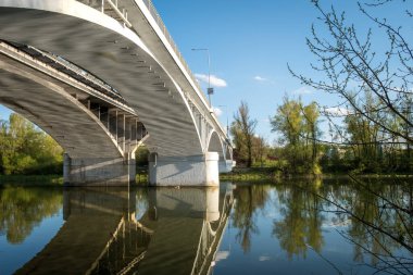 Sudaki bir köprünün yansıması 