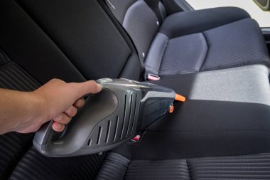 Arabada süpürge koltuğu var.