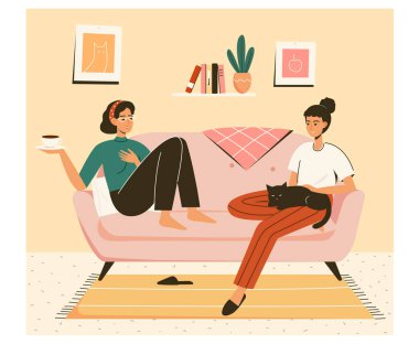 Arkadaşlık kavramı. Evdeki kanepede oturan iki kız arkadaş konuşuyor.