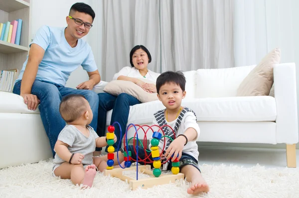 Glückliche asiatische Familie — Stockfoto