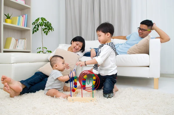 Happy Asian family — Stock Photo, Image