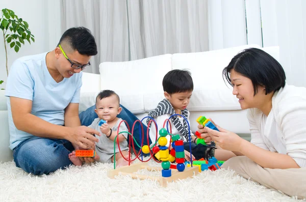 Feliz familia asiática —  Fotos de Stock