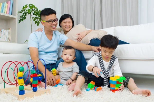 Gelukkig aziatisch familie — Stockfoto