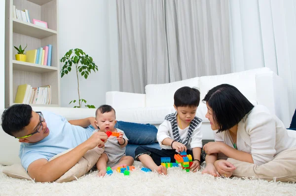 Gelukkig aziatisch familie — Stockfoto