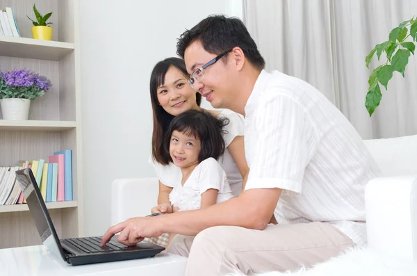 Šťastná asijská rodina. — Stock fotografie