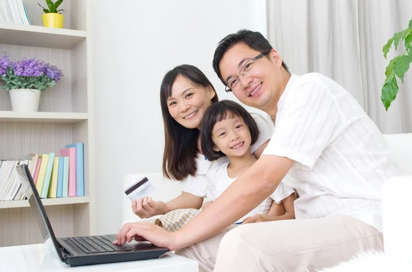 Gelukkig aziatisch familie — Stockfoto