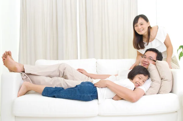 Щаслива родина азіатських — стокове фото