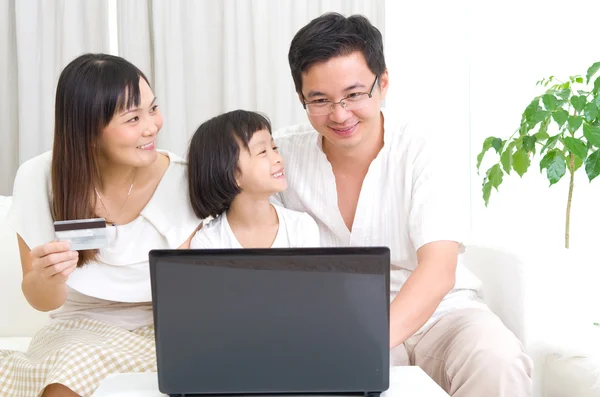 Gelukkig aziatisch familie — Stockfoto