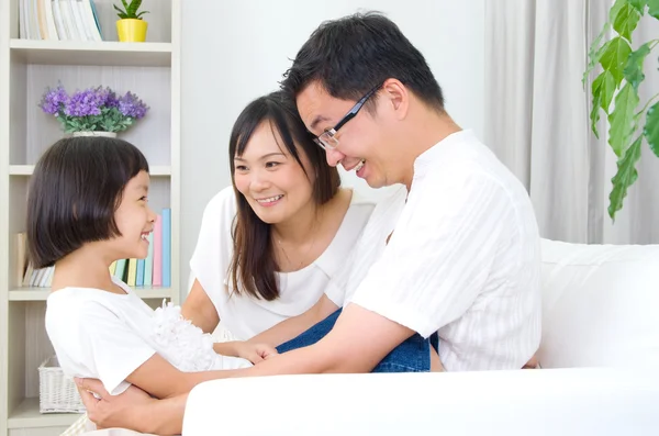 Feliz familia asiática — Foto de Stock