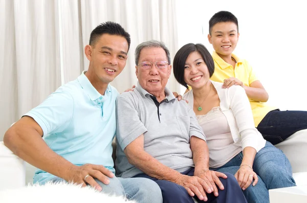 Asiatiska 3 generationer familj — Stockfoto