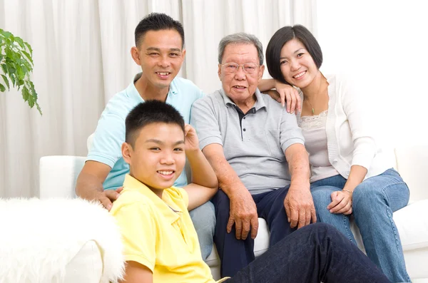 Azjatycki 3 pokoleń rodziny — Zdjęcie stockowe