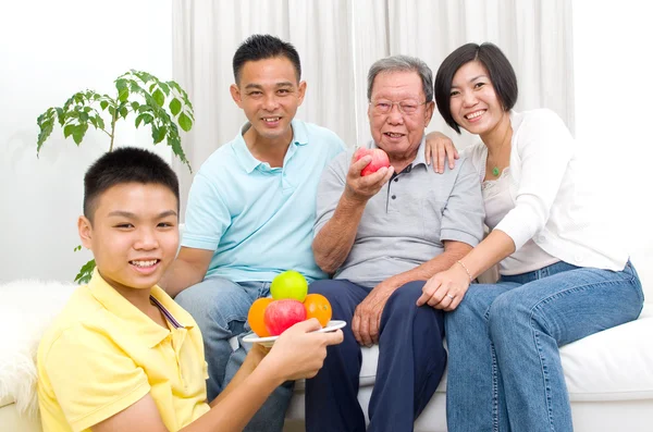 Asiático 3 generaciones familia — Foto de Stock