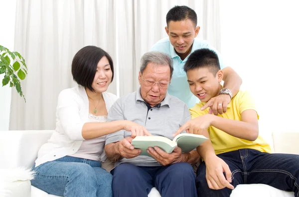 Família asiática feliz — Fotografia de Stock