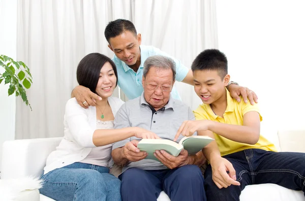 Família asiática feliz — Fotografia de Stock