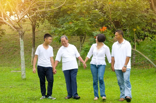 Multi Generation kinesisk familj — Stockfoto