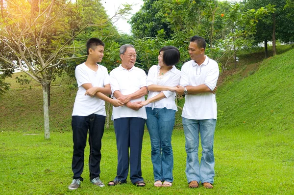 Multi Generation kinesisk familj — Stockfoto