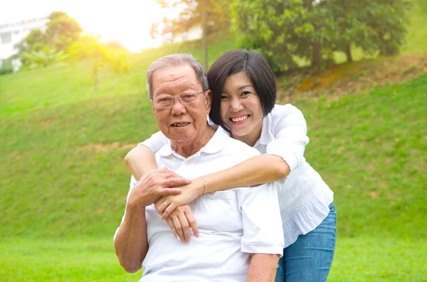 Feliz familia asiática —  Fotos de Stock