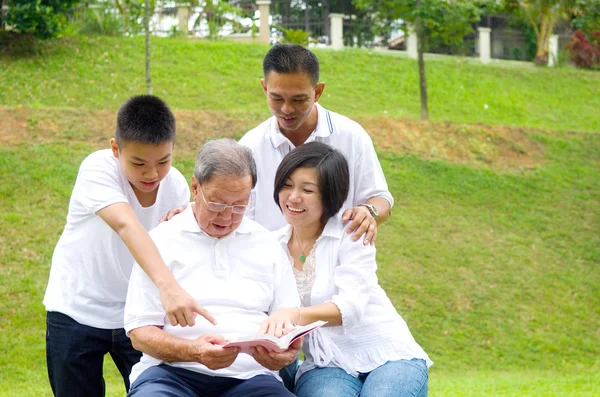 Asiatiska tre generation familj — Stockfoto