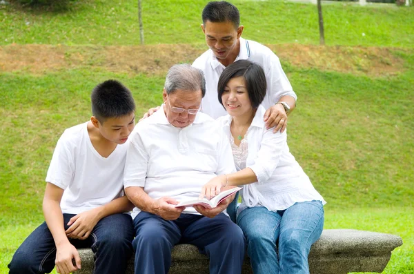 Азиатская семья трёх поколений — стоковое фото