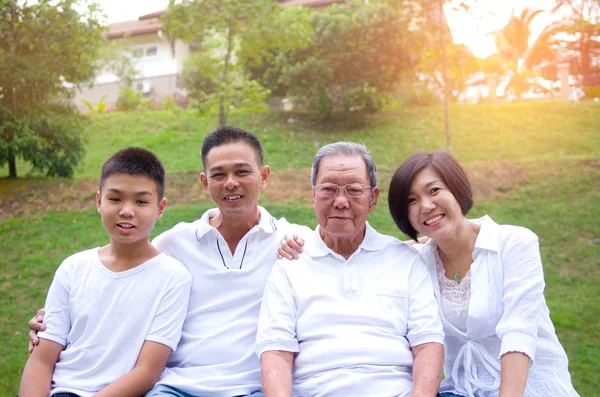 Multi Generation kinesisk familj — Stockfoto