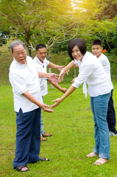 Multi Generation kinesisk familj — Stockfoto