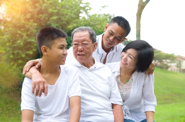 Multi Generation asiatiska familj — Stockfoto